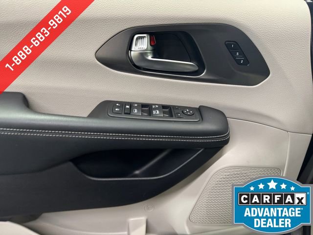 Used 2023 Chrysler Pacifica Touring-L FWD image 26