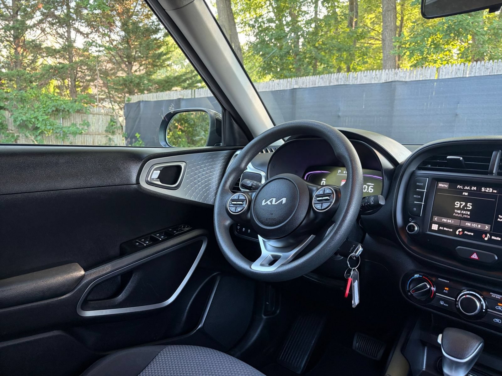 Used 2025 Kia Soul LX w/ LX Technology Package FWD image 32