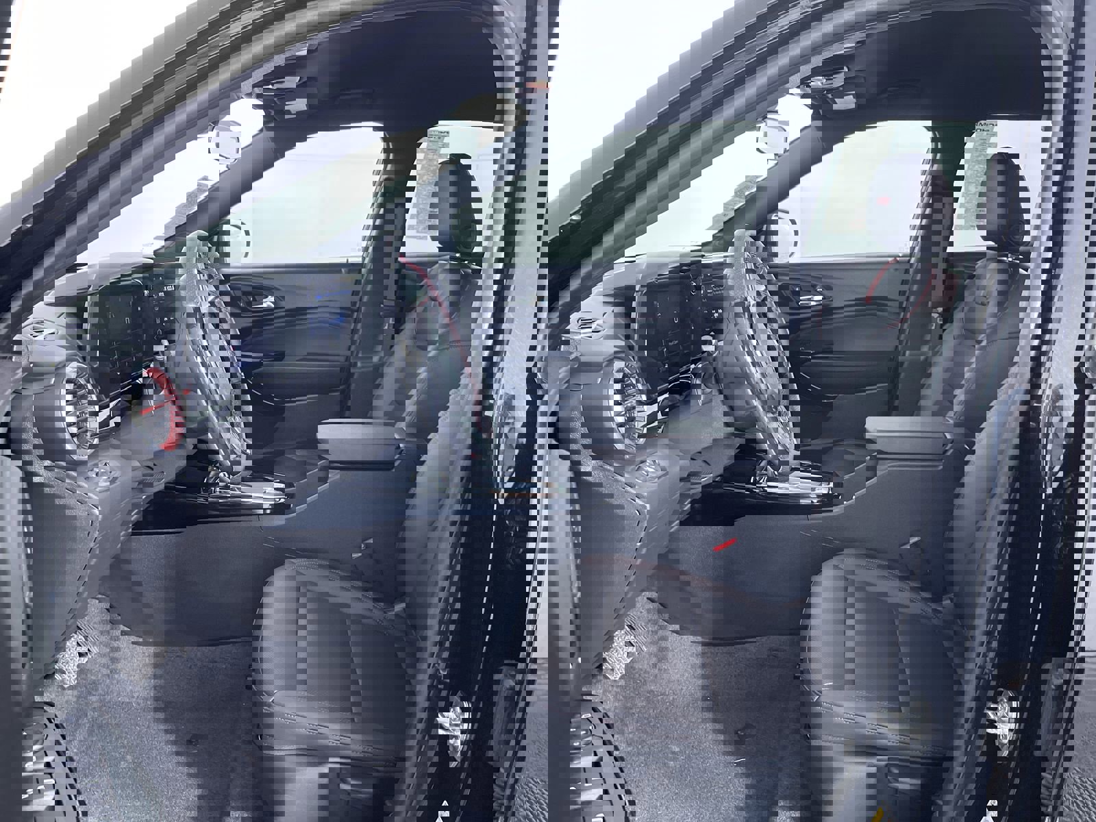 Used 2025 Chevrolet Trax RS w/ Driver Confidence Package image 15