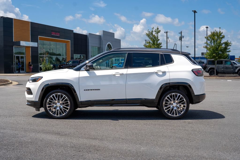 Used 2022 Jeep Compass Limited w/ Elite Group AWD/4WD image 4