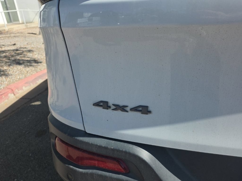 Used 2017 Jeep Cherokee Trailhawk AWD/4WD image 6