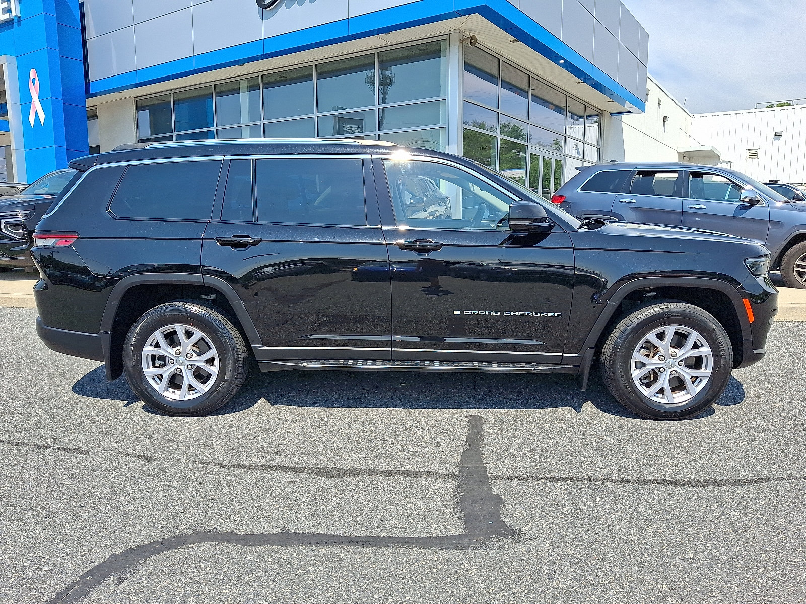 Used 2022 Jeep Grand Cherokee L Limited AWD/4WD image 8