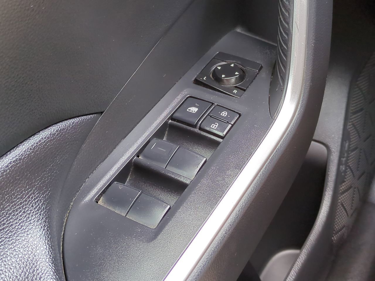 Used 2020 Toyota RAV4 LE FWD image 22