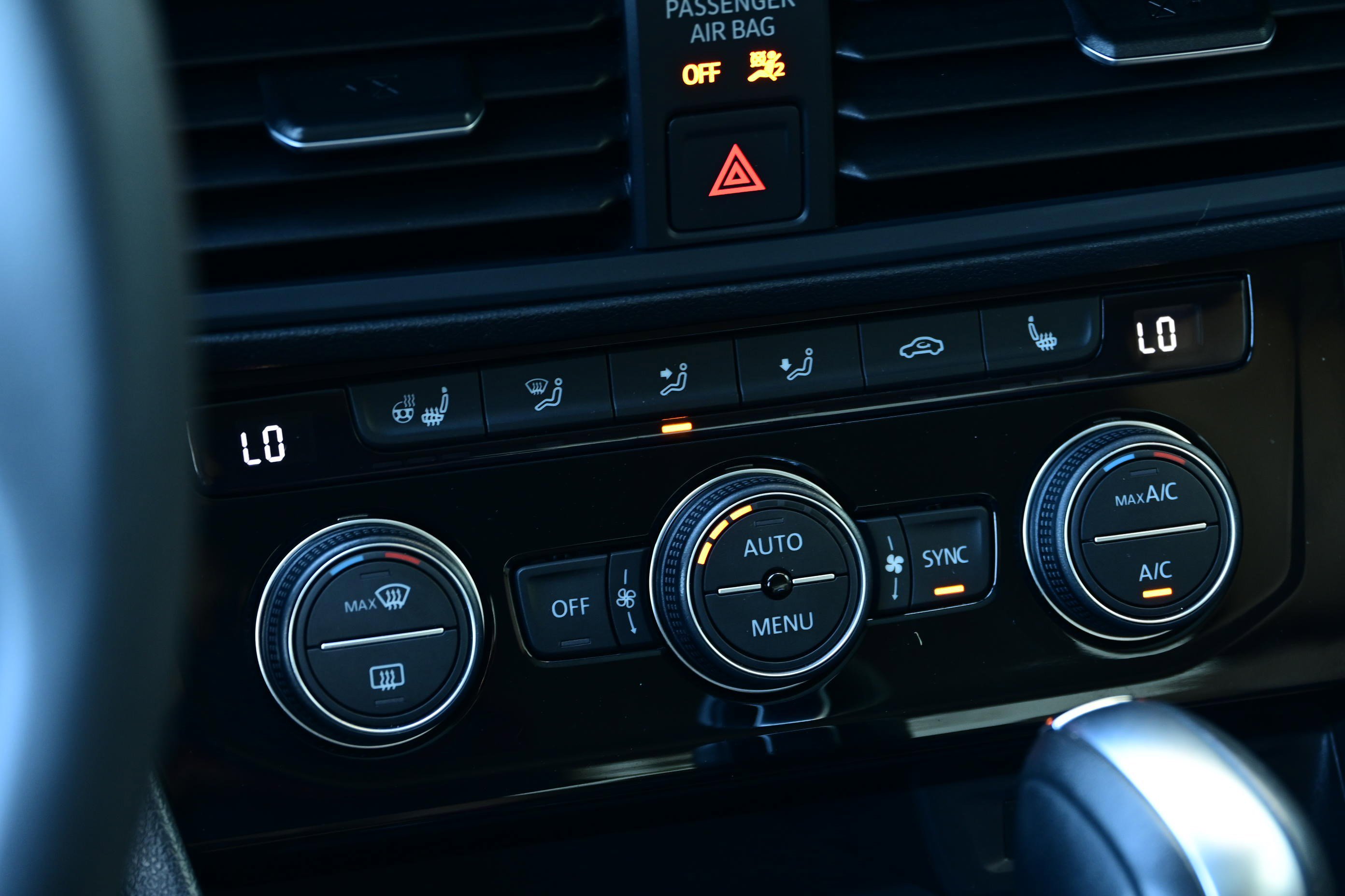 Used 2020 Volkswagen Jetta SE w/ SE Cold Weather Package image 17