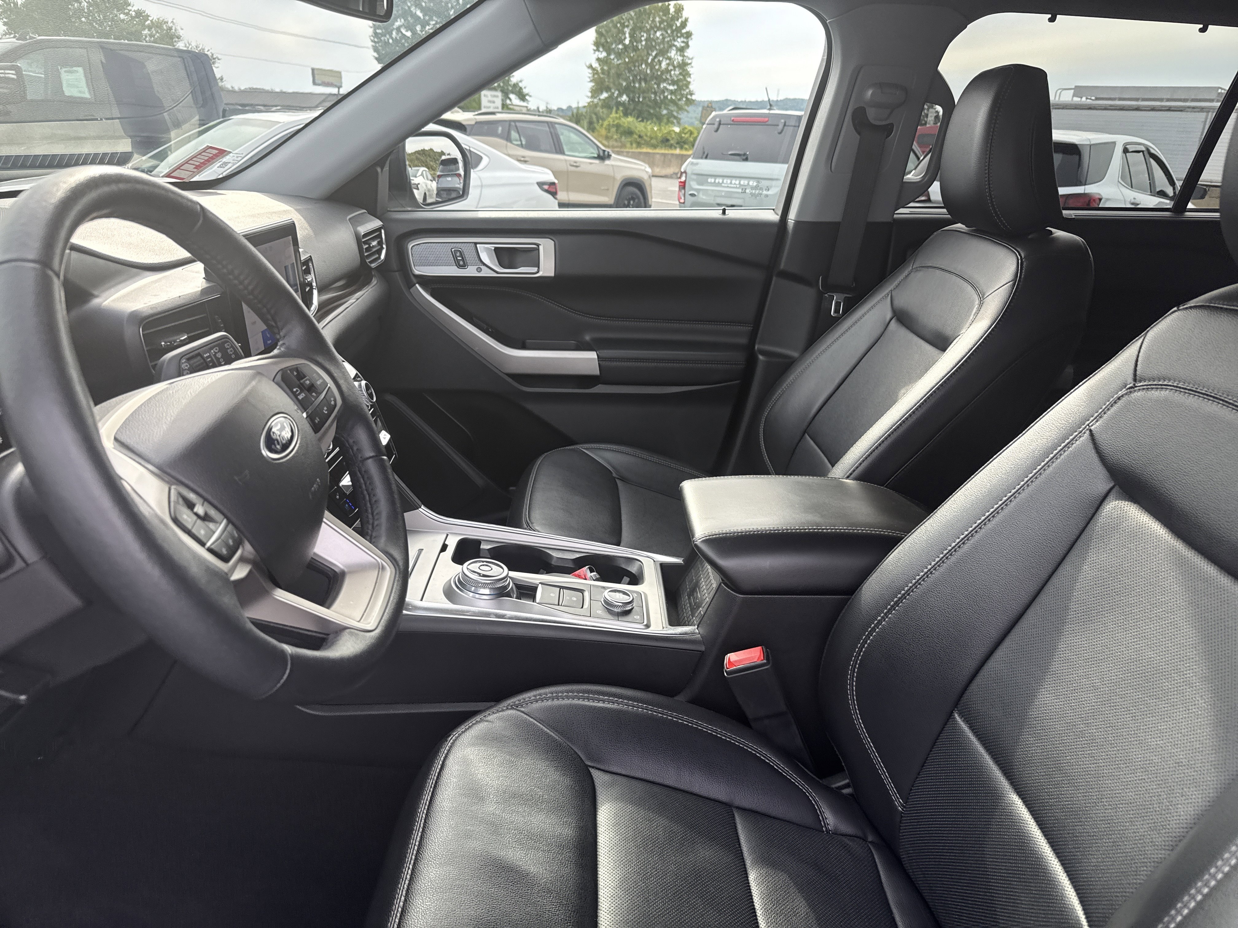 Used 2023 Ford Explorer Limited image 11