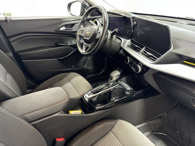 Certified 2025 Chevrolet Trax LT w/ LT Convenience Package FWD image 26