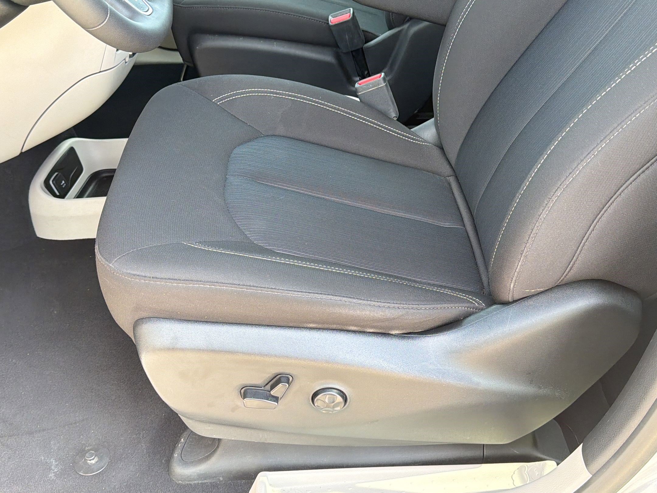 Used 2024 Chrysler Voyager LX image 14