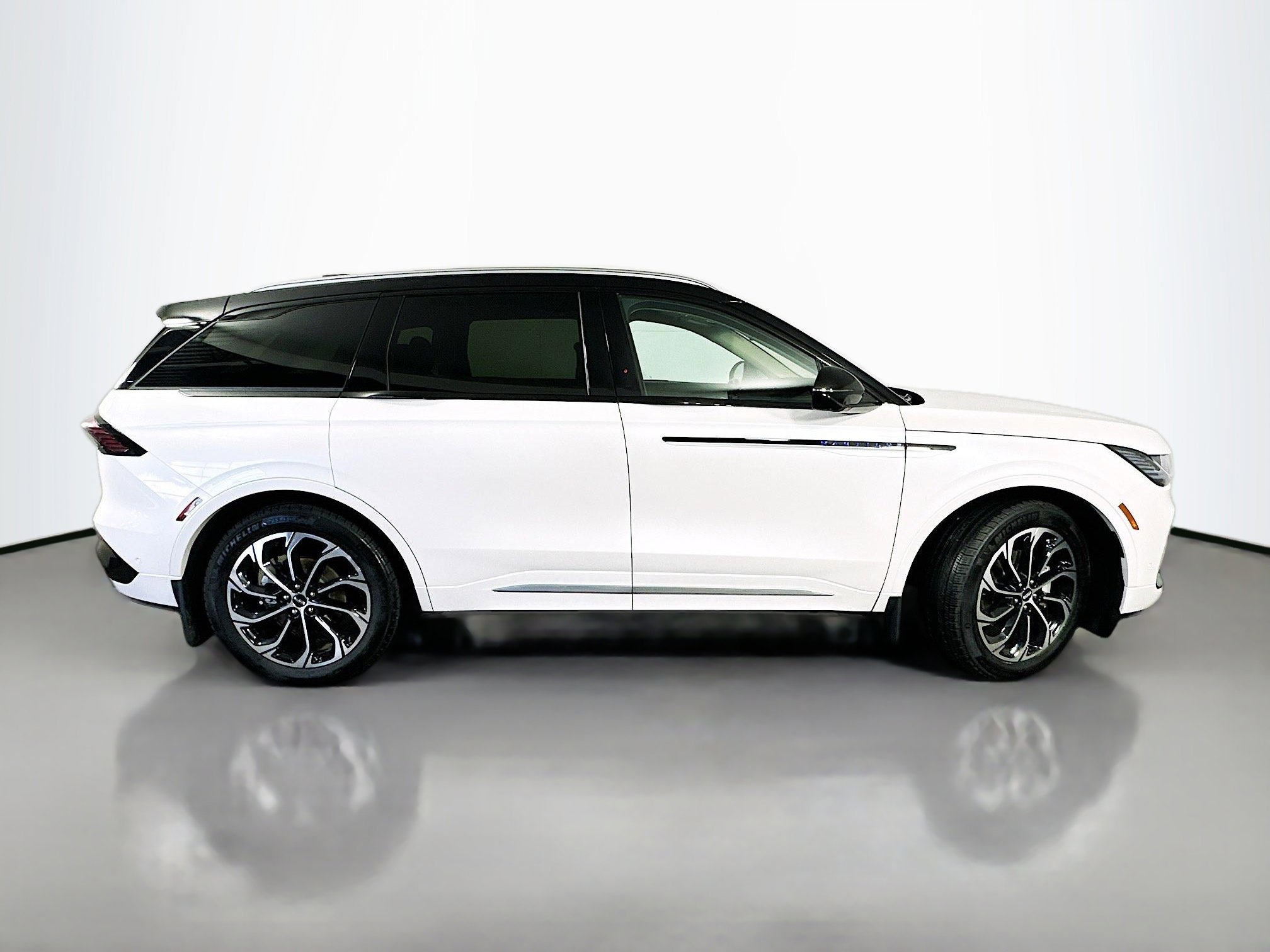 Used 2024 Lincoln Nautilus Reserve w/ Equipment Group 202A image 8