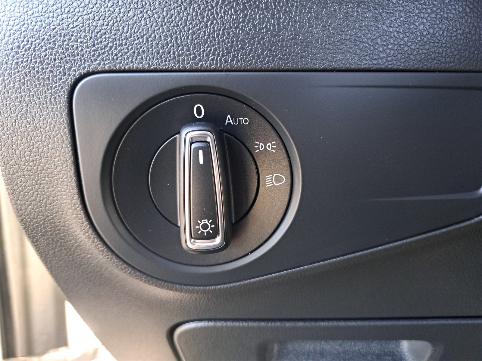 Used 2022 Volkswagen Tiguan SE image 28