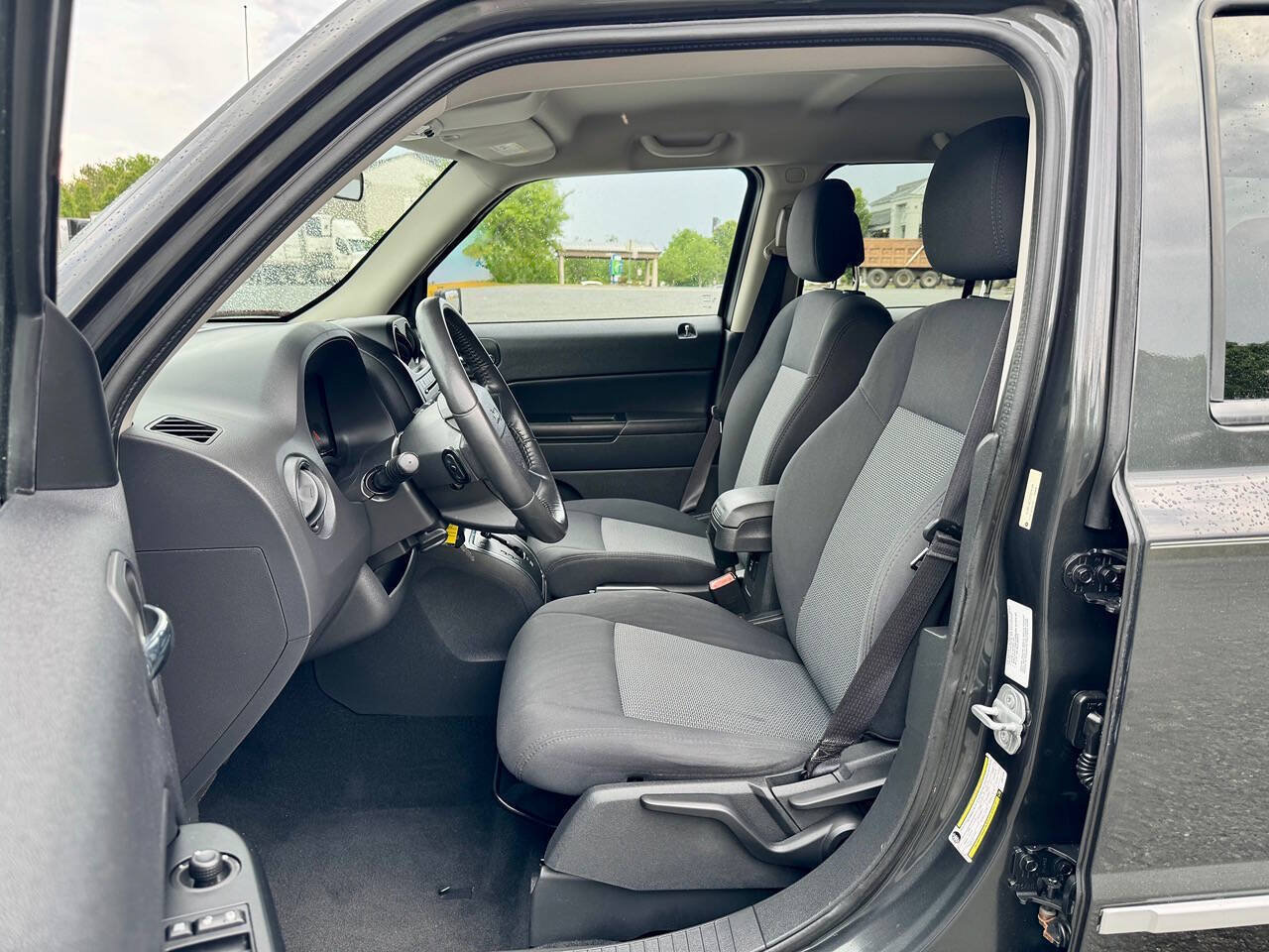 Used 2010 Jeep Patriot Latitude AWD/4WD image 10