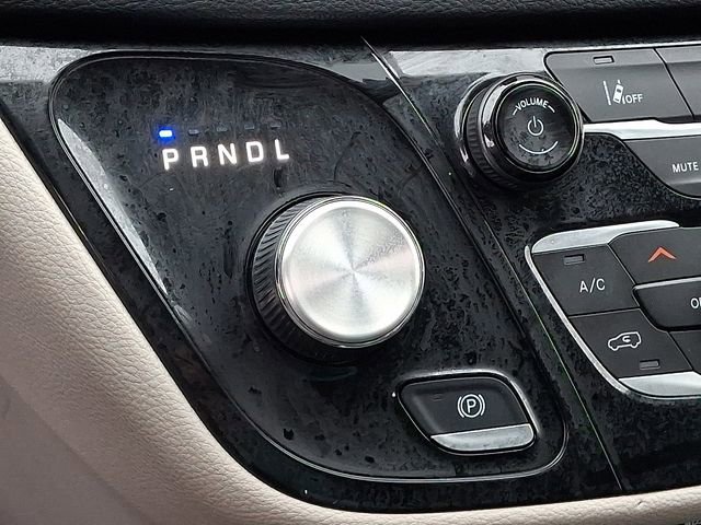Used 2024 Chrysler Pacifica Select image 18