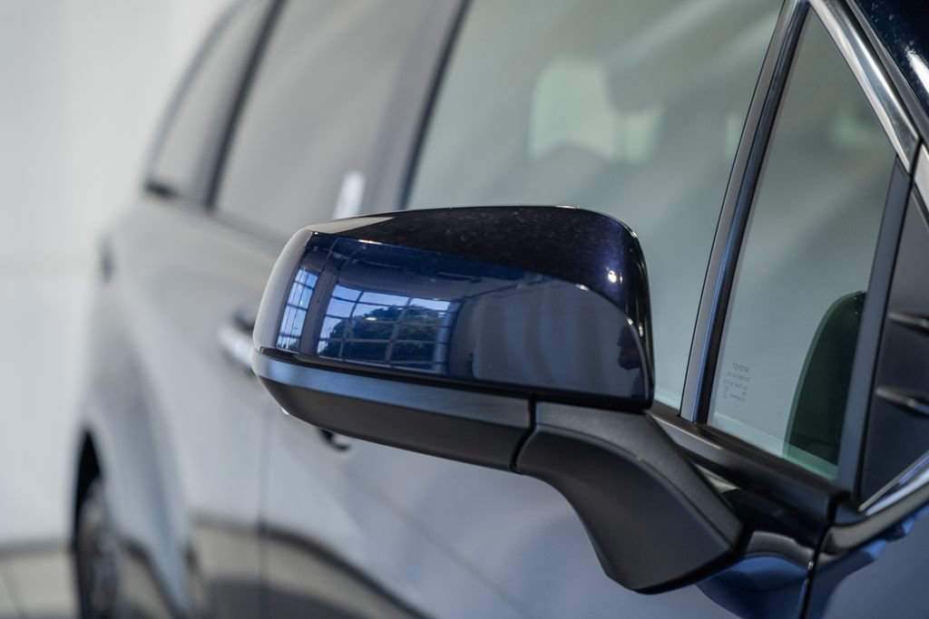 Used 2025 Toyota Sienna XLE FWD image 16