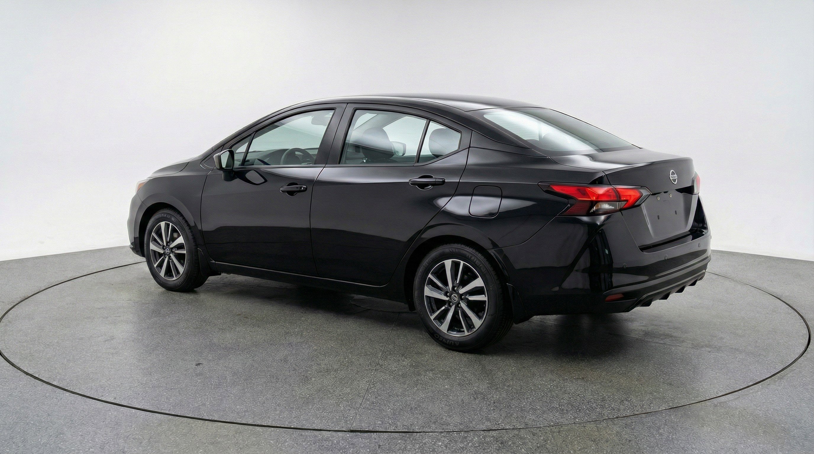 Used 2025 Nissan Versa SV image 6