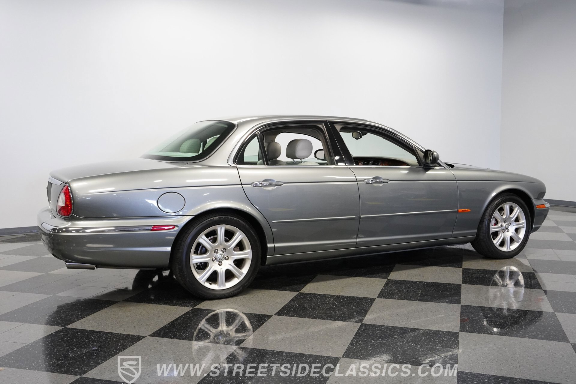 Used 2004 Jaguar XJ8 image 13