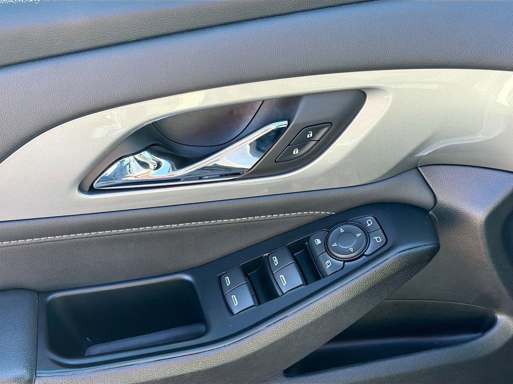 Used 2023 Chevrolet Traverse LT w/ LT Premium Package image 18