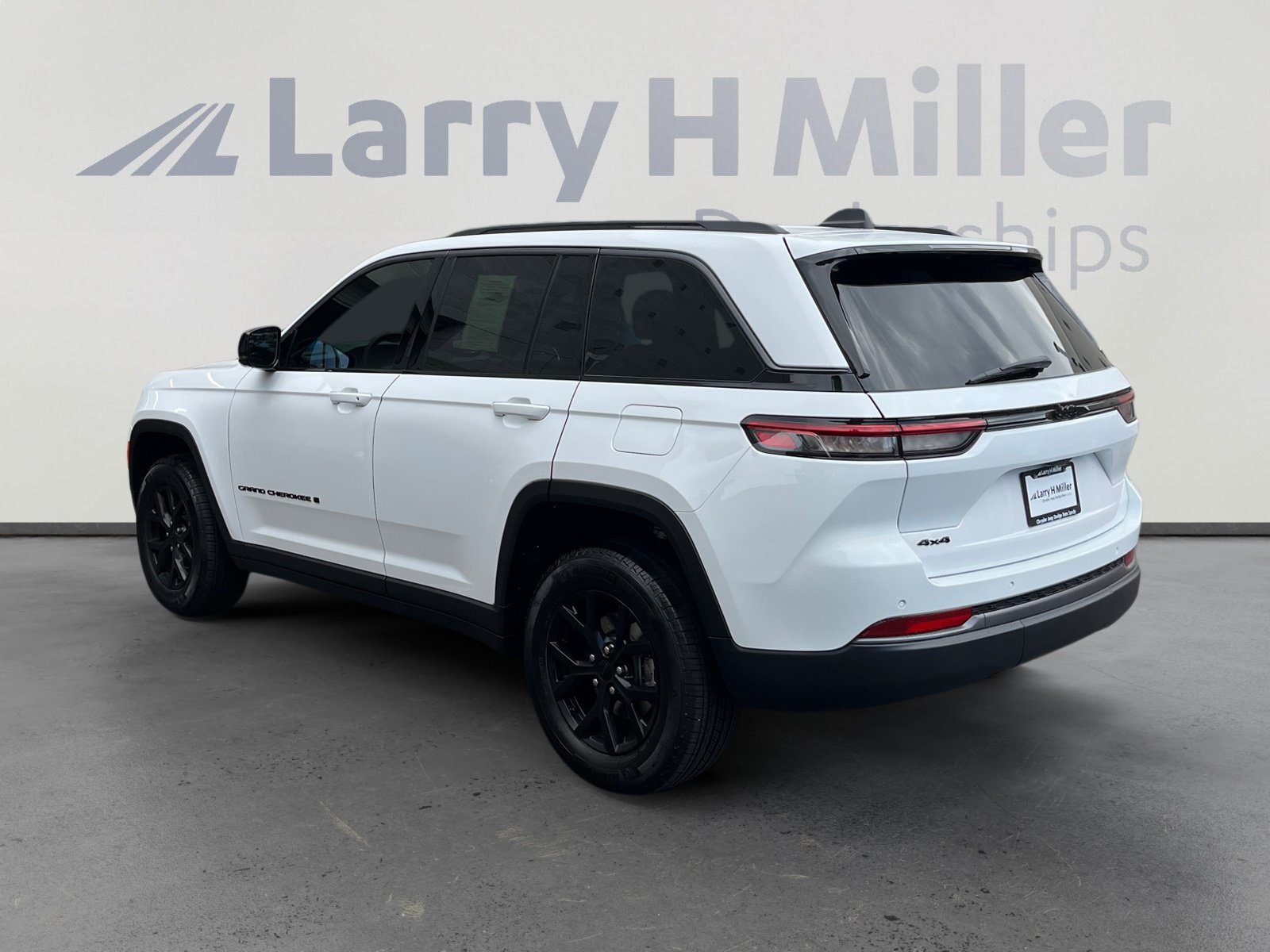 Used 2026 Jeep Grand Cherokee Altitude AWD/4WD image 3