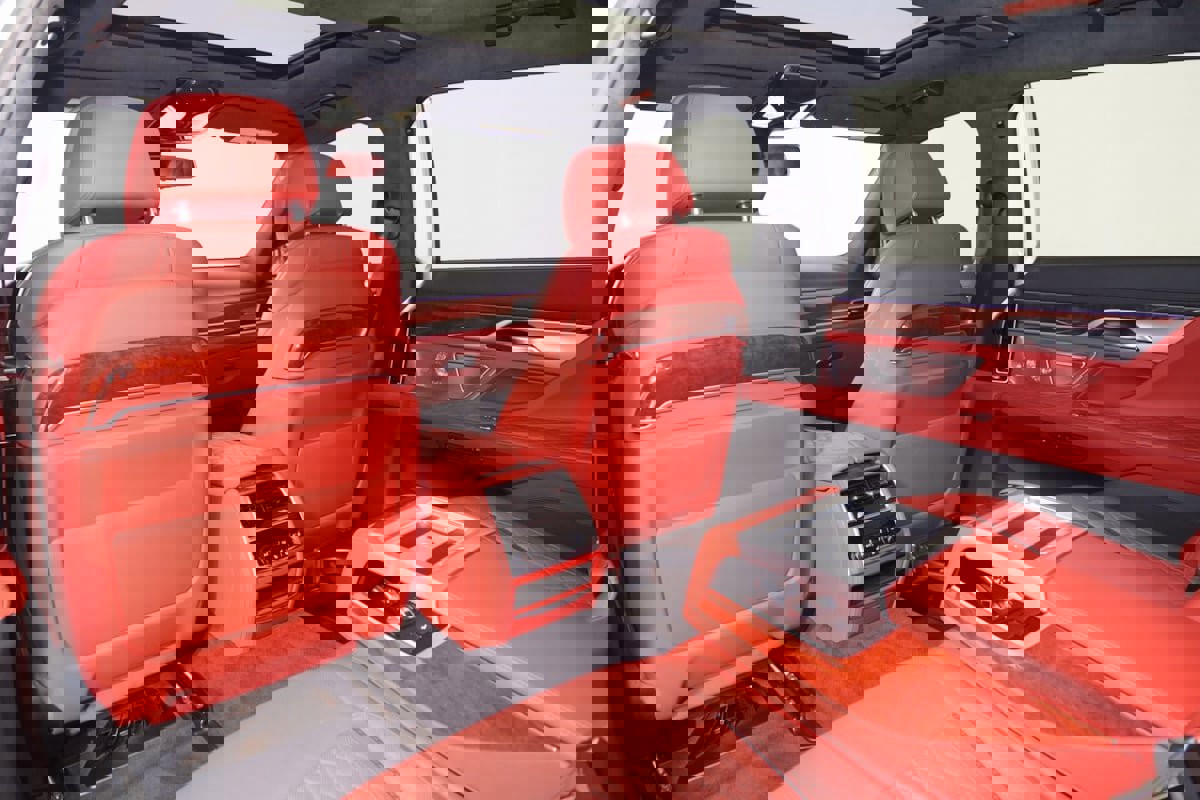 Used 2022 BMW ALPINA B7 xDrive w/ Luxury Rear Seating Package image 99