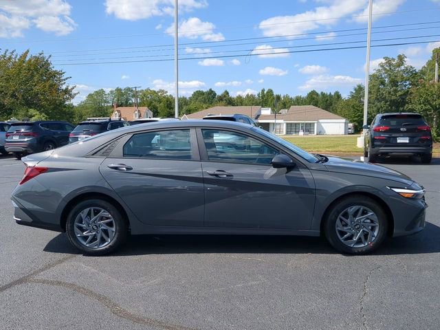 Used 2024 Hyundai Elantra SEL image 3