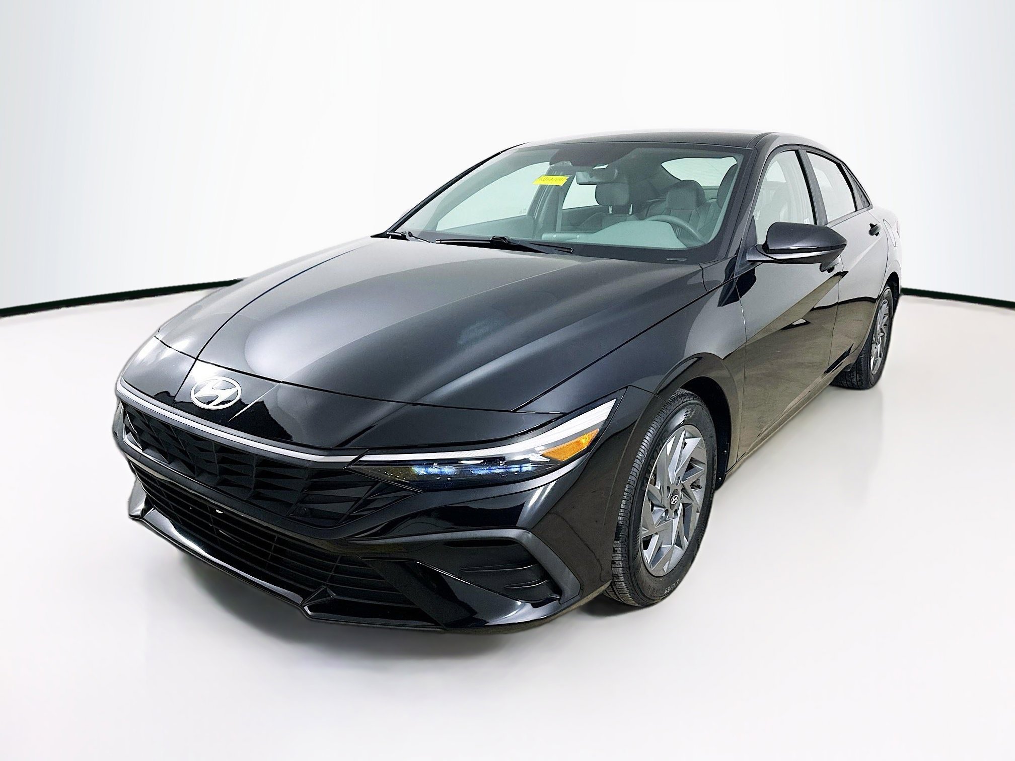 Used 2024 Hyundai Elantra SEL image 1