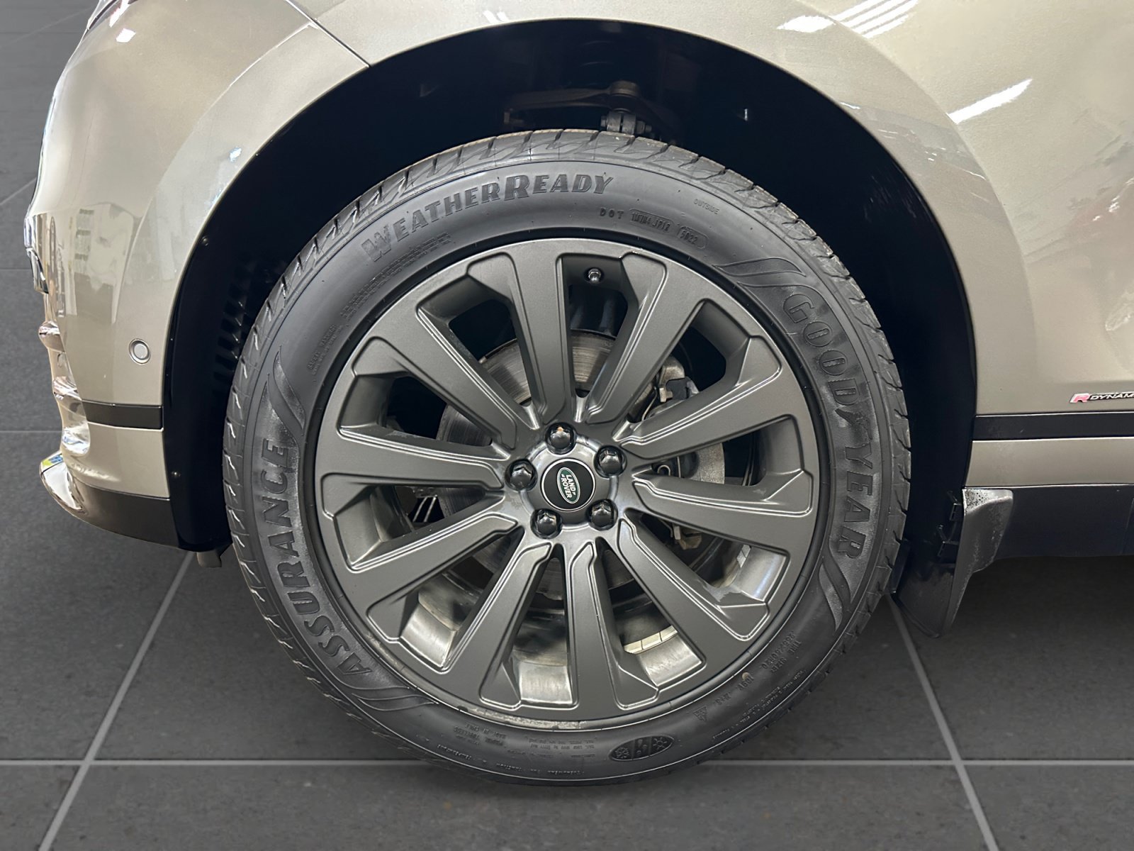 Used 2019 Land Rover Range Rover Velar R-Dynamic SE AWD/4WD image 13