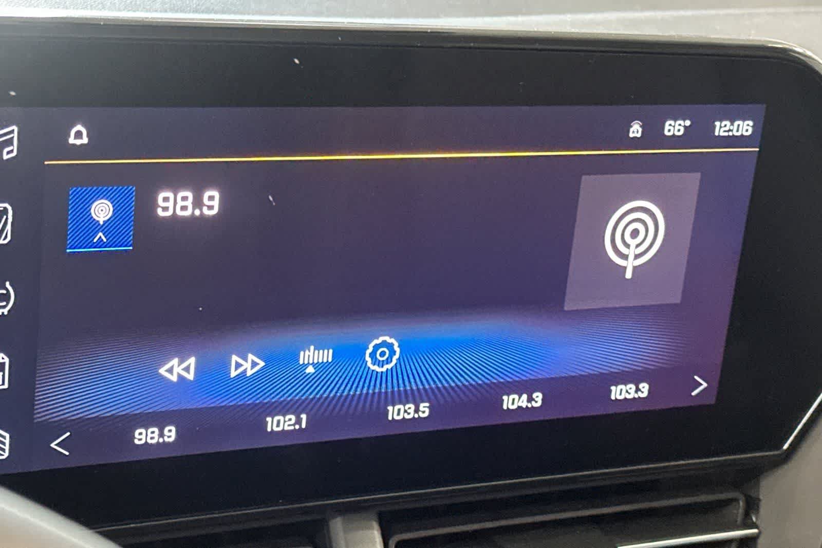 Used 2025 Chevrolet Trax LT FWD image 20