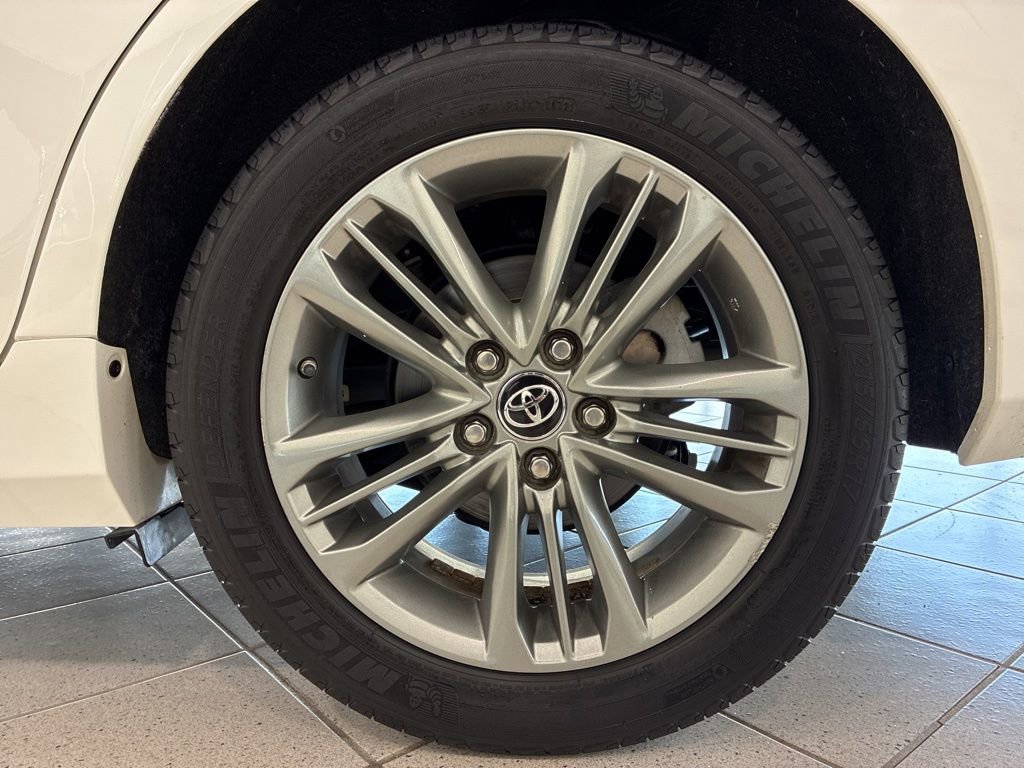 Used 2017 Toyota Camry SE w/ Moonroof Package image 7