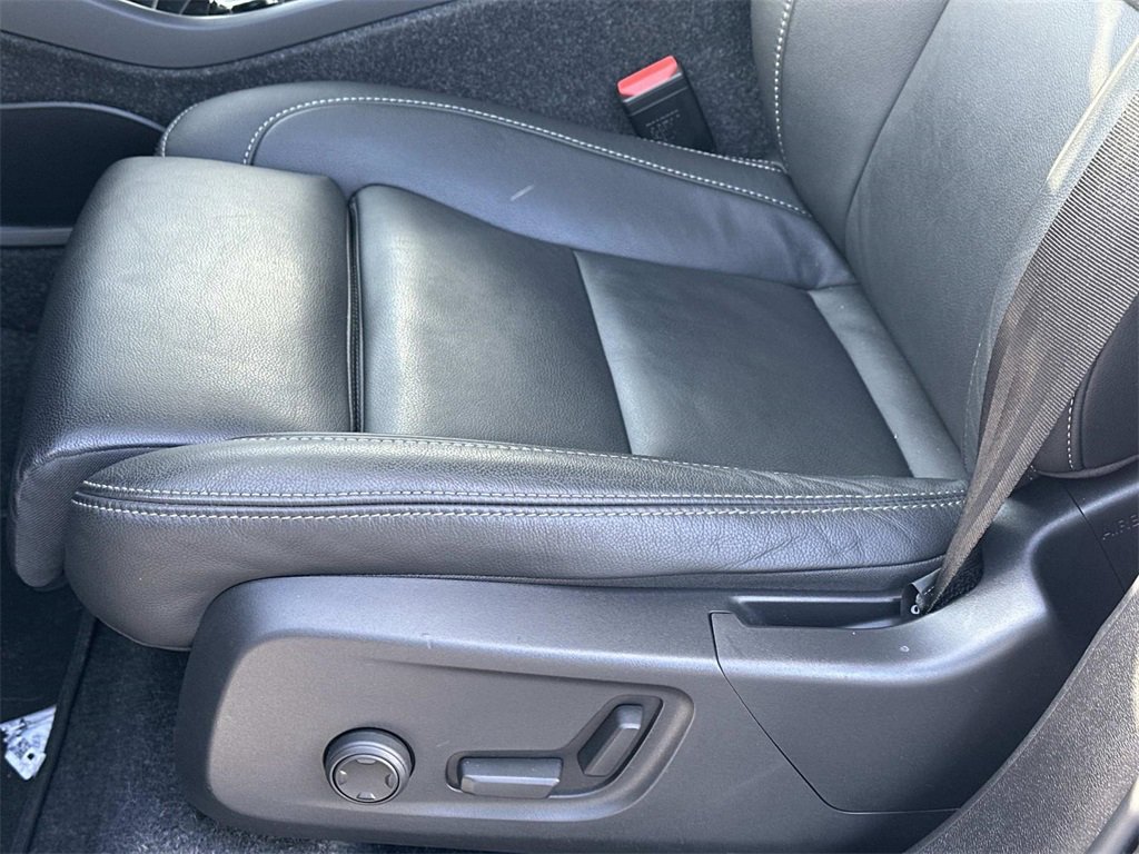 Used 2025 Volvo XC40 B5 Plus image 18