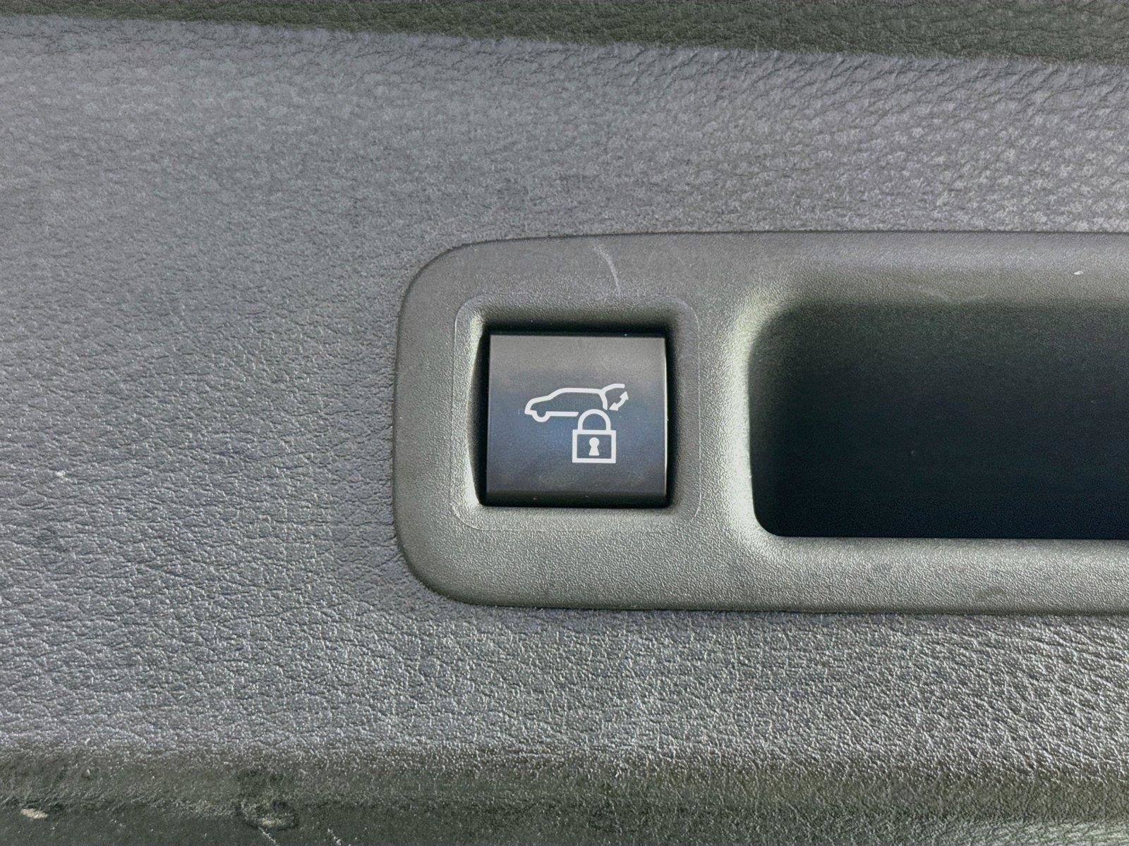 Certified 2025 Toyota Sienna XLE FWD image 39