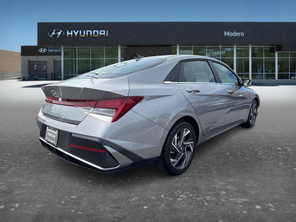 Used 2025 Hyundai Elantra SEL image 3
