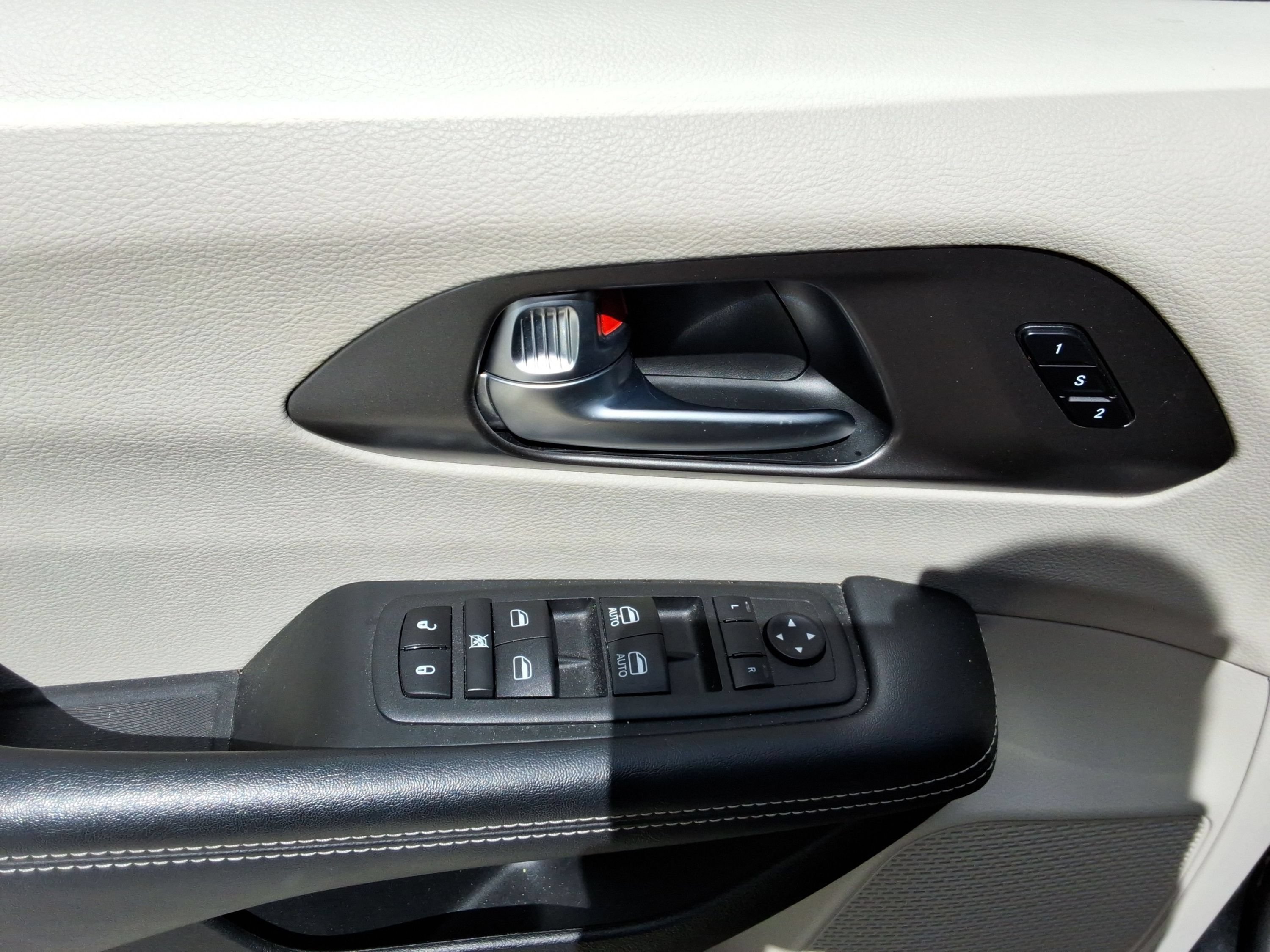Used 2023 Chrysler Pacifica Touring-L FWD image 22