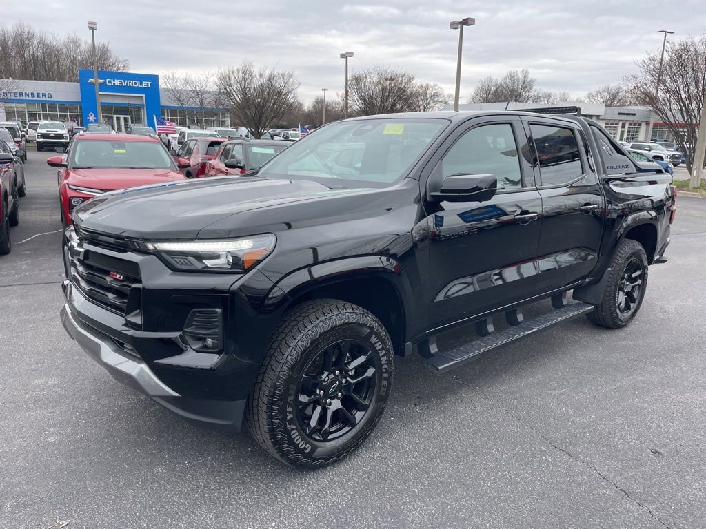 Used 2025 Chevrolet Colorado Z71 w/ Midnight Edition image 3