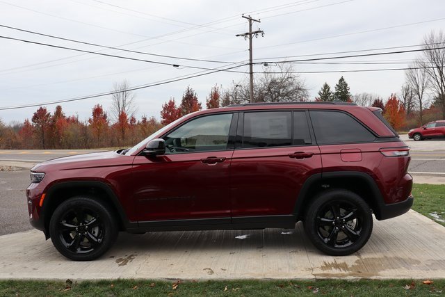 New 2025 Jeep Grand Cherokee Altitude image 24