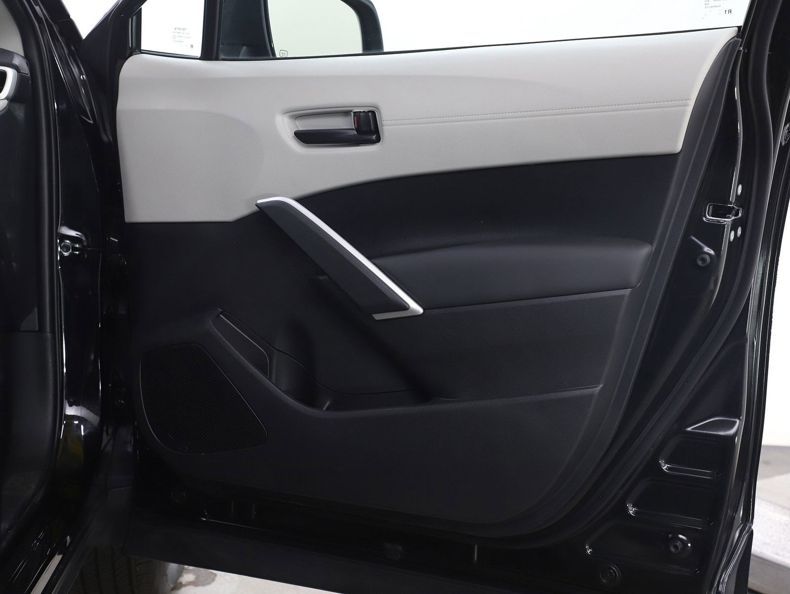 Used 2026 Toyota Corolla Cross L image 9