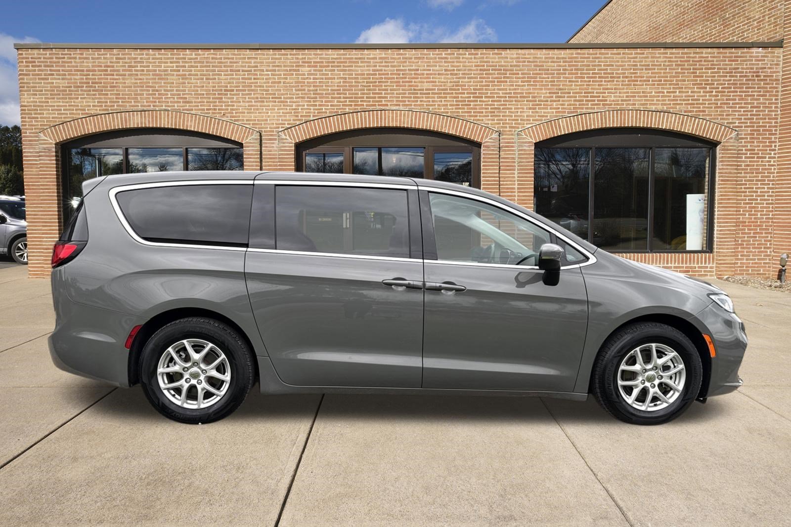 Used 2023 Chrysler Pacifica Touring-L FWD video 2
