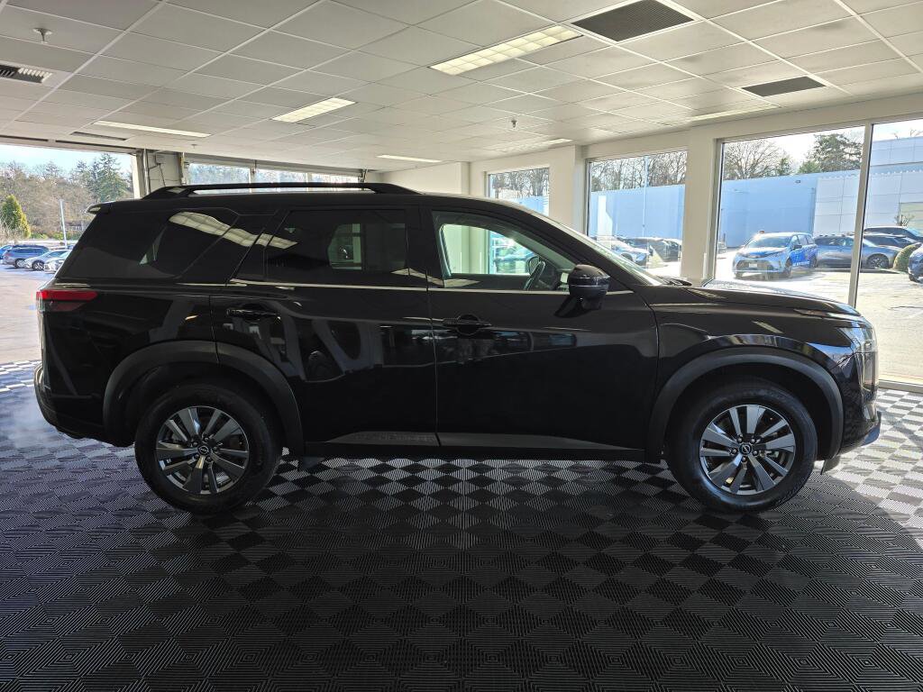 Used 2025 Nissan Pathfinder SV image 3