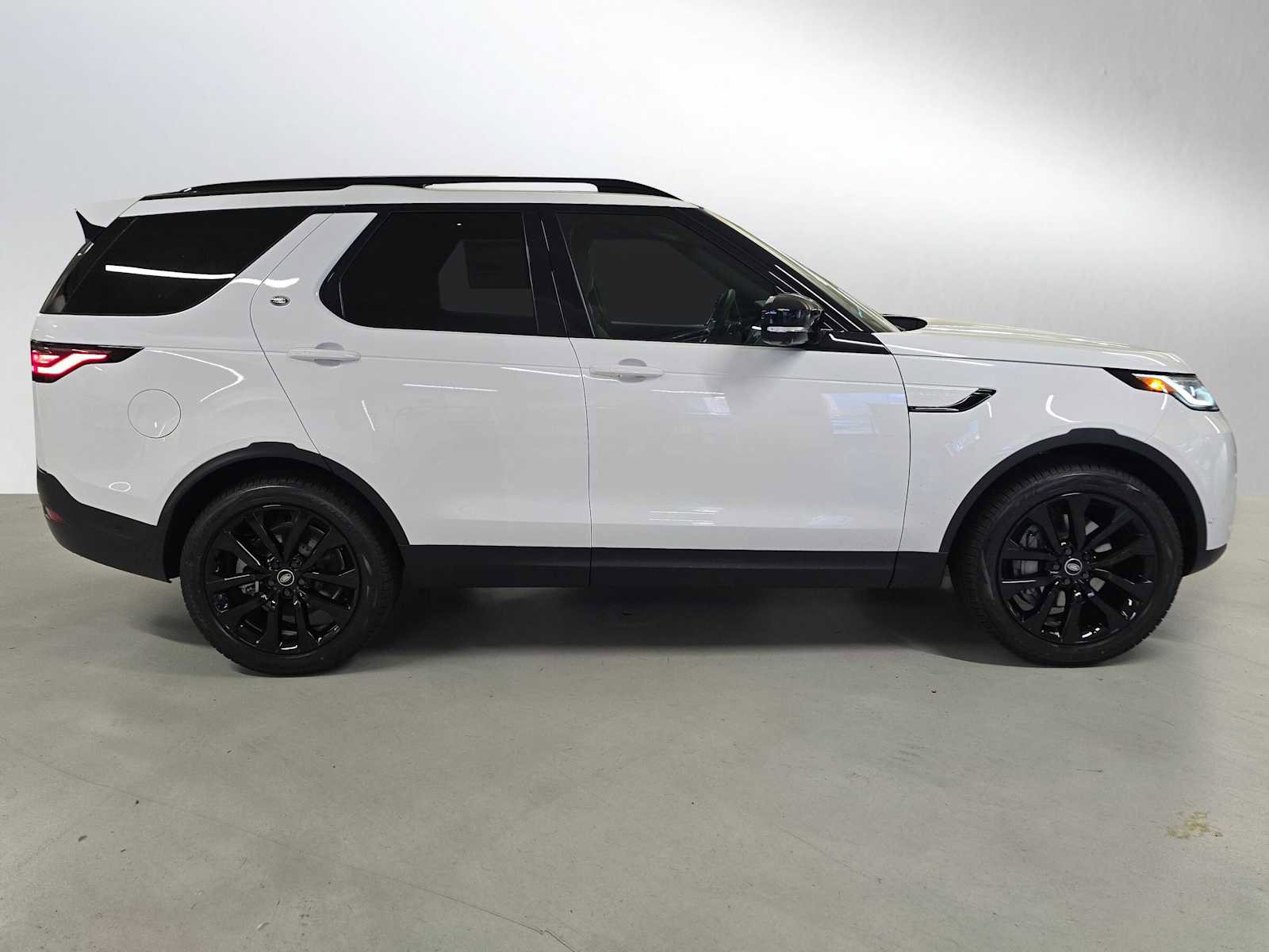 New 2026 Land Rover Discovery S AWD/4WD image 2