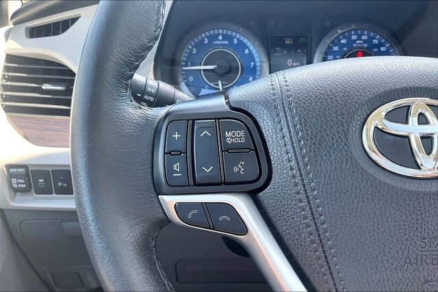 Used 2020 Toyota Sienna XLE w/ XLE Navigation Package FWD image 18