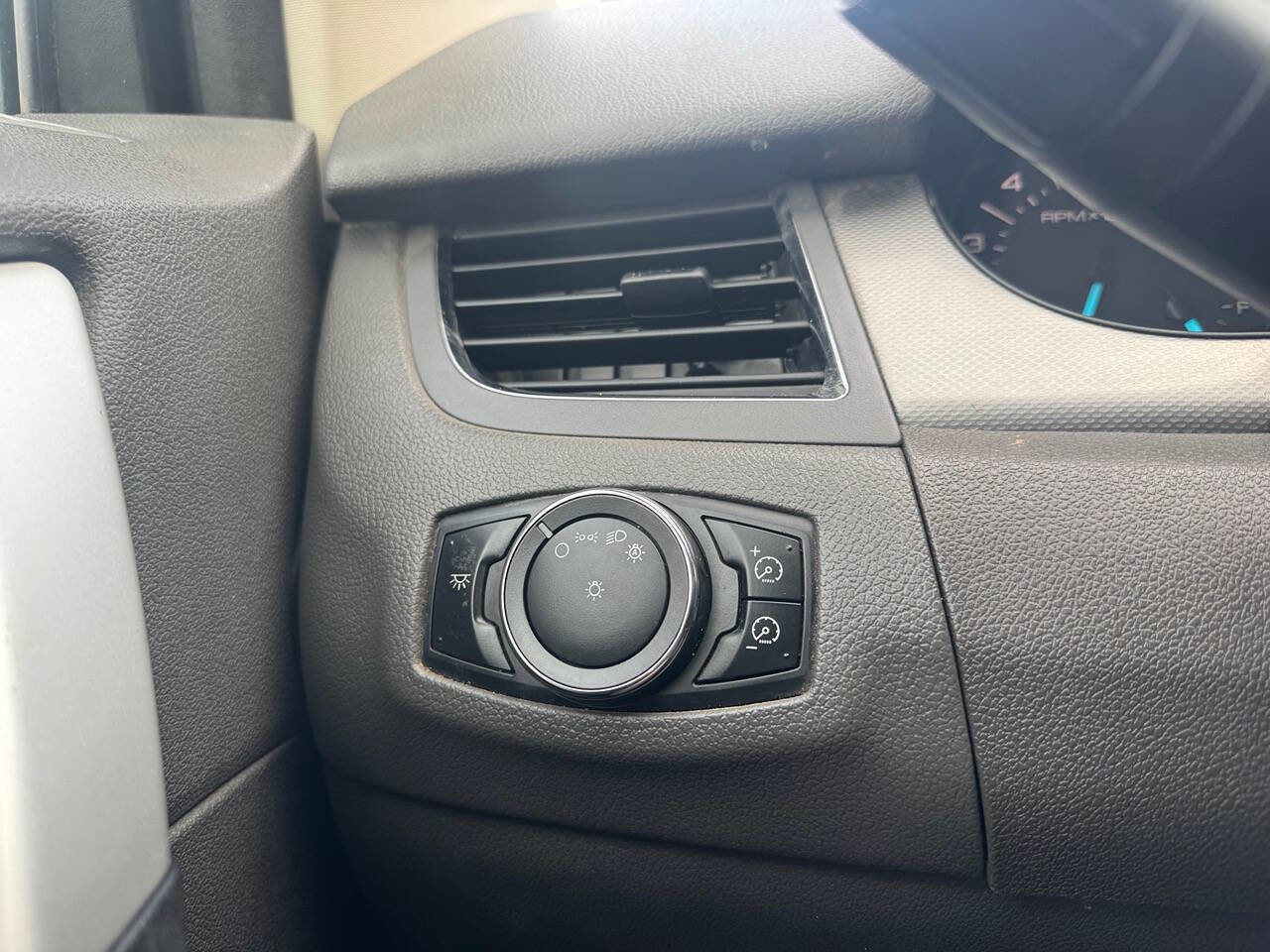 Used 2011 Ford Edge SEL image 32