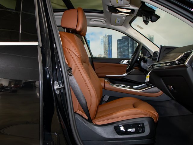 Used 2025 BMW X7 xDrive40i w/ Premium Package image 21