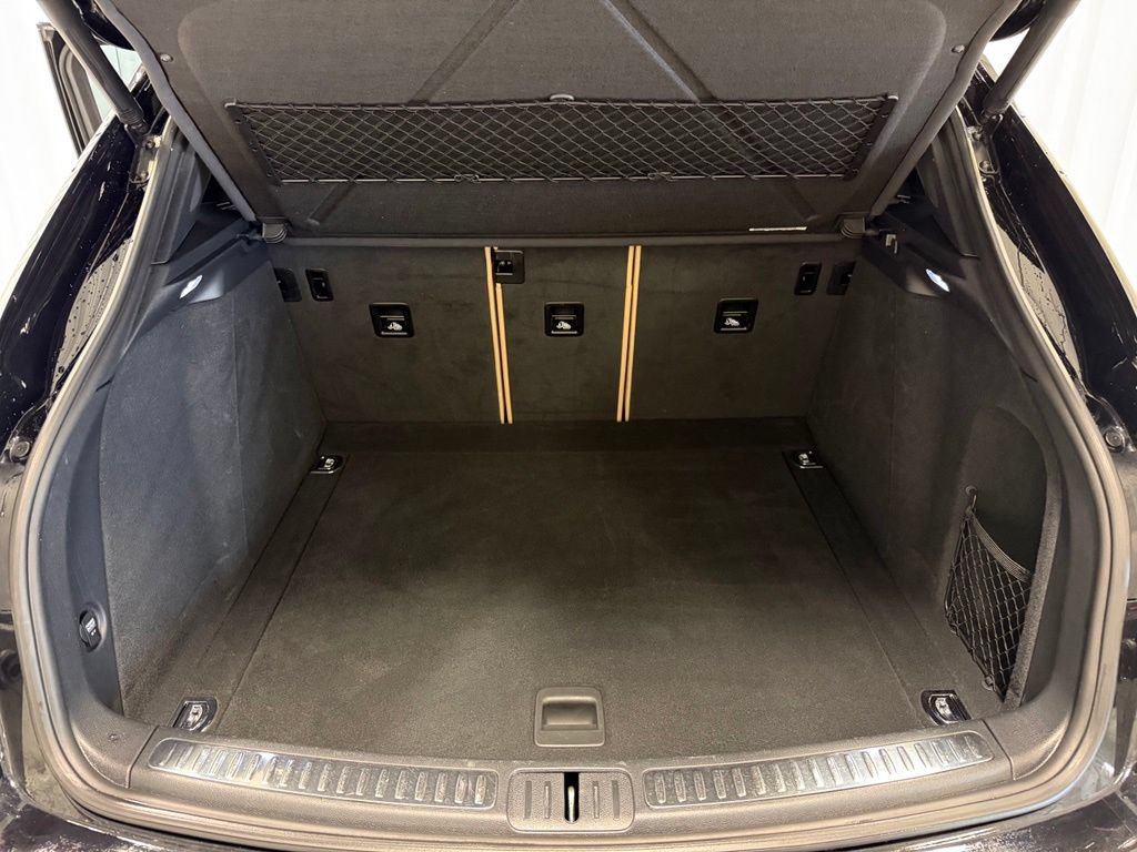 Certified 2017 Porsche Macan AWD/4WD image 22