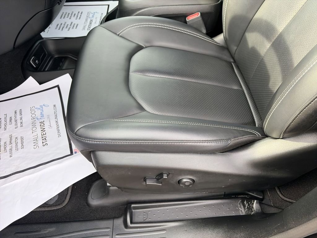 Used 2024 Chrysler Pacifica Touring-L w/ S Appearance Package FWD image 12