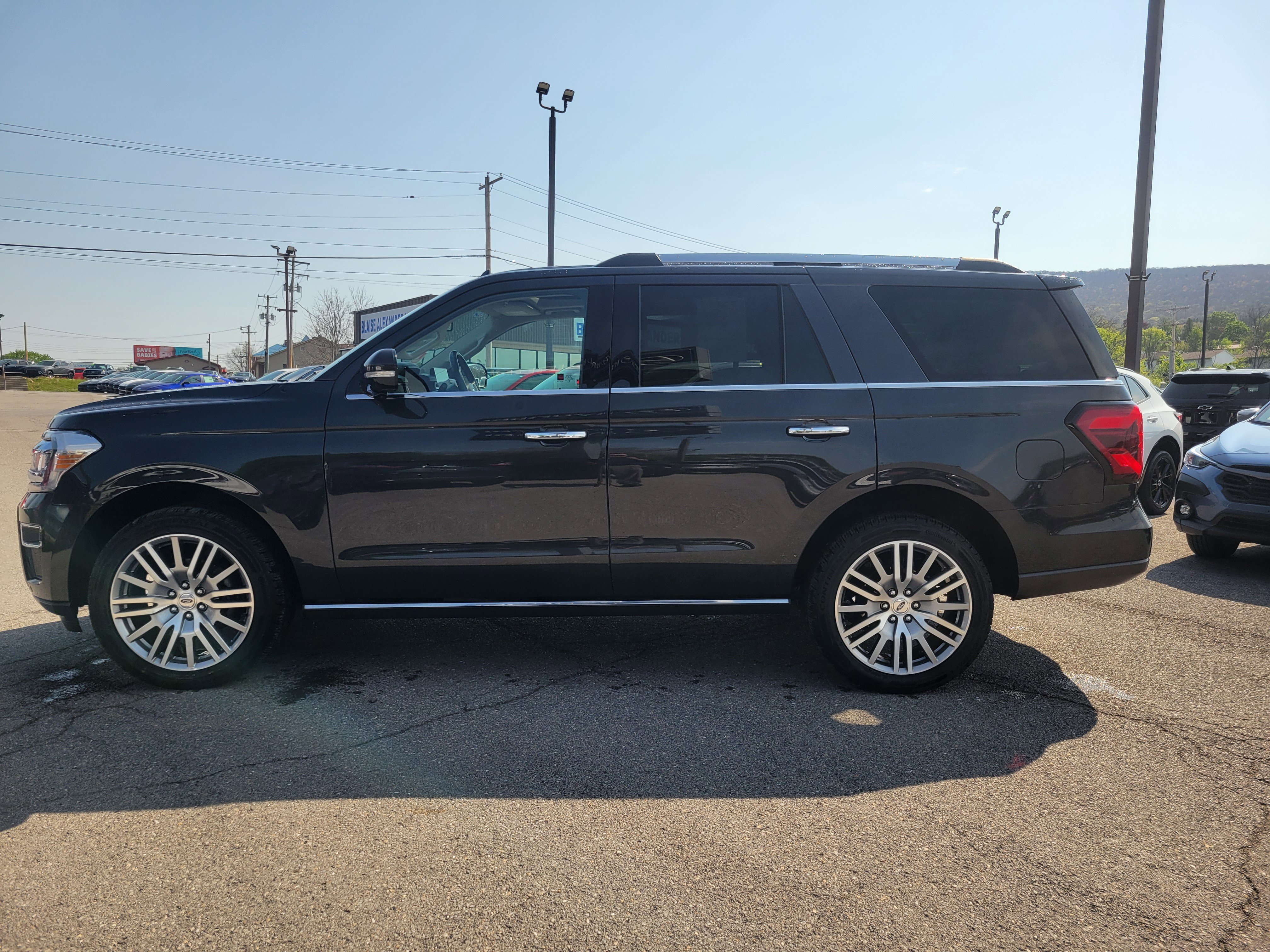 Used 2023 Ford Expedition Limited AWD/4WD image 4