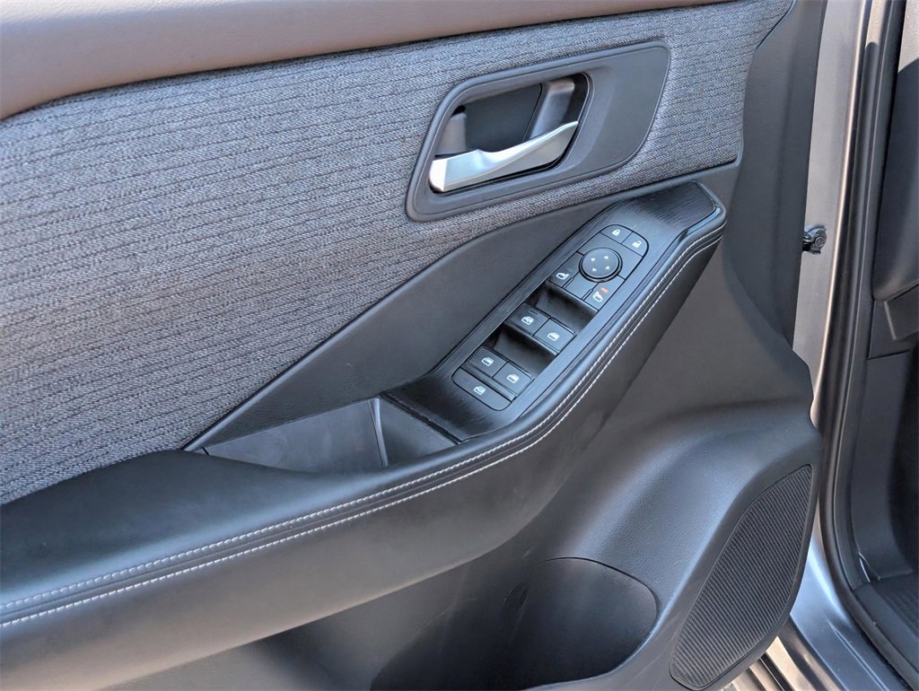 Used 2022 Nissan Rogue SV image 15