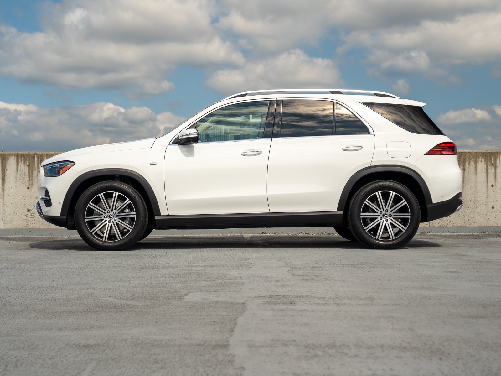Certified 2025 Mercedes-Benz GLE 450e 4MATIC w/ Driver Assistance Package image 3