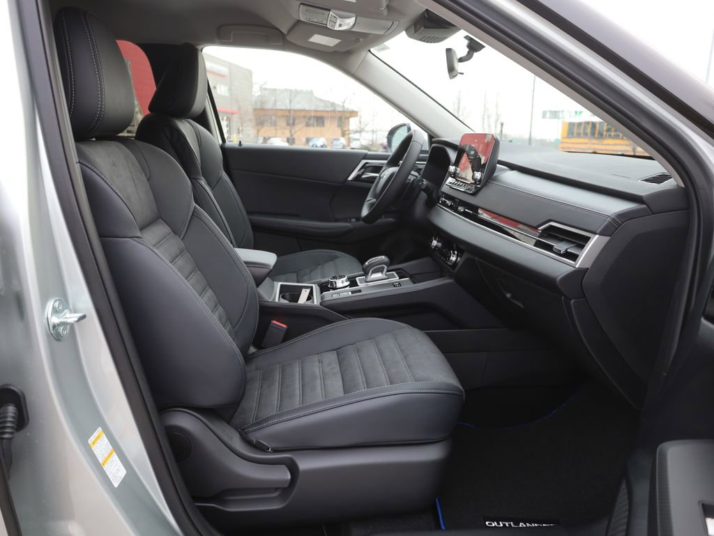 New 2025 Mitsubishi Outlander SE image 13