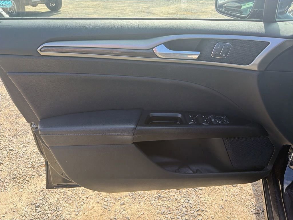 Used 2017 Ford Fusion SE w/ Fusion SE Technology Package FWD image 9