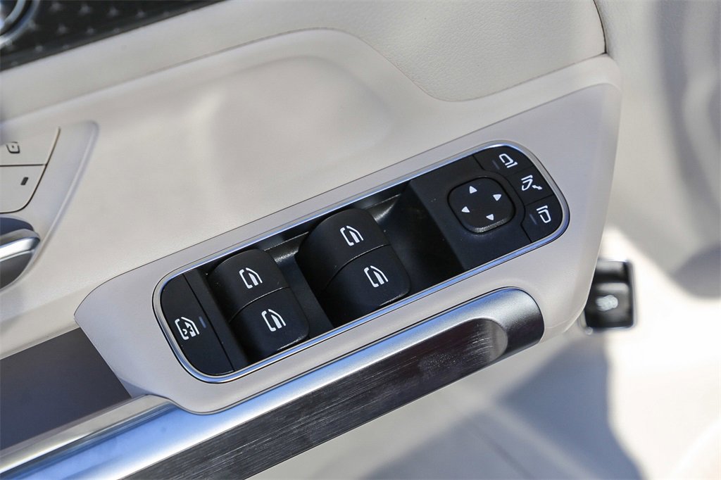 Used 2024 Mercedes-Benz EQB 300 4MATIC image 27