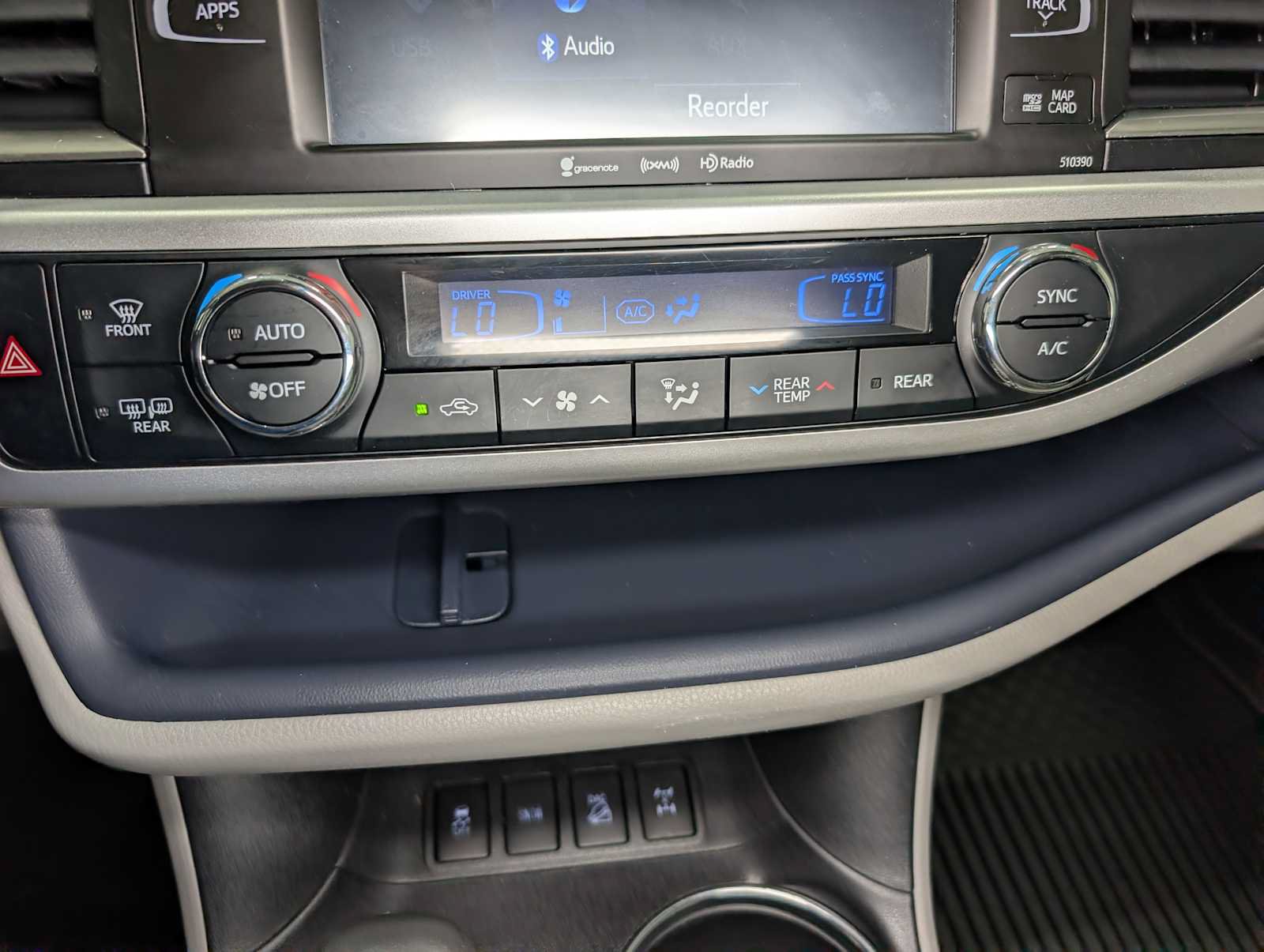 Used 2019 Toyota Highlander XLE AWD/4WD image 30