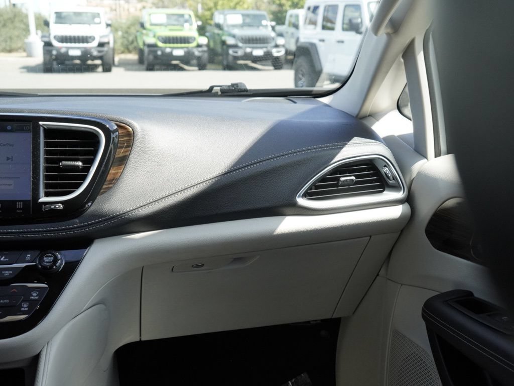 Used 2024 Chrysler Pacifica Limited FWD image 28
