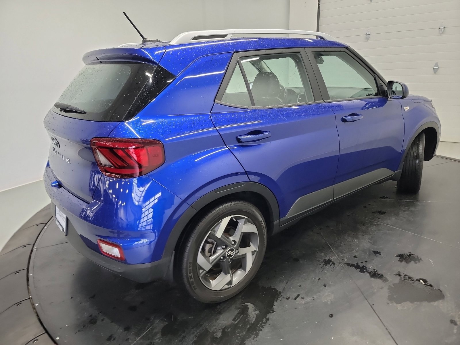 Used 2023 Hyundai Venue Limited FWD image 16